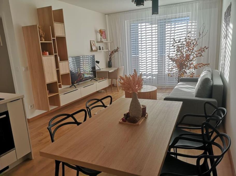 M&M2 Apartment Near Center With Free Parking - Ac Kosice Exterior photo